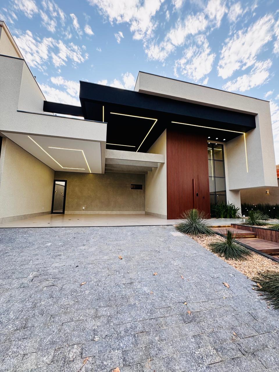CASA DE ALTO PADRÃO EM VICENTE PIRES | 490m² | NASCENTE | R$ 2.500.000